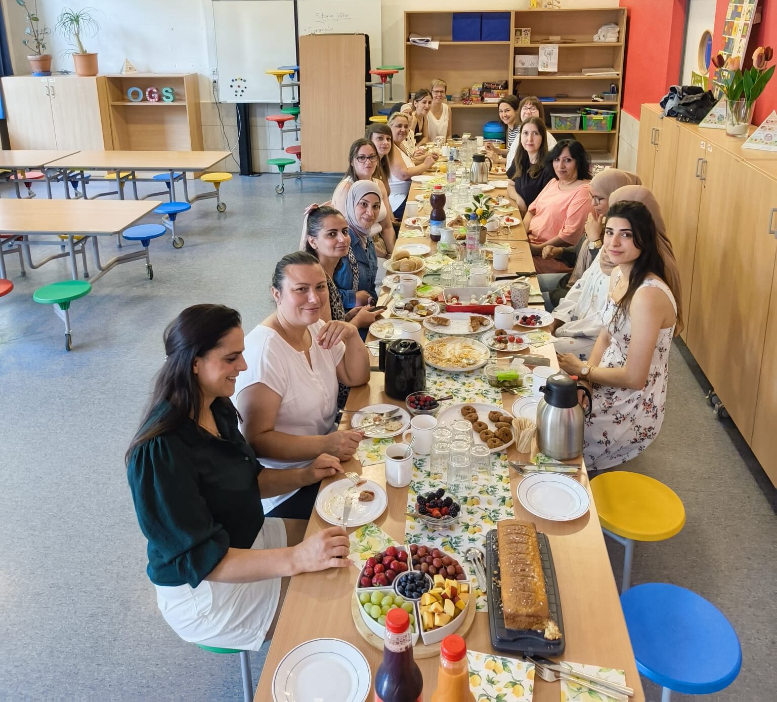Gemeinsames Schuljahresabschlussfrühstück im Elterncafé Gut angekommen