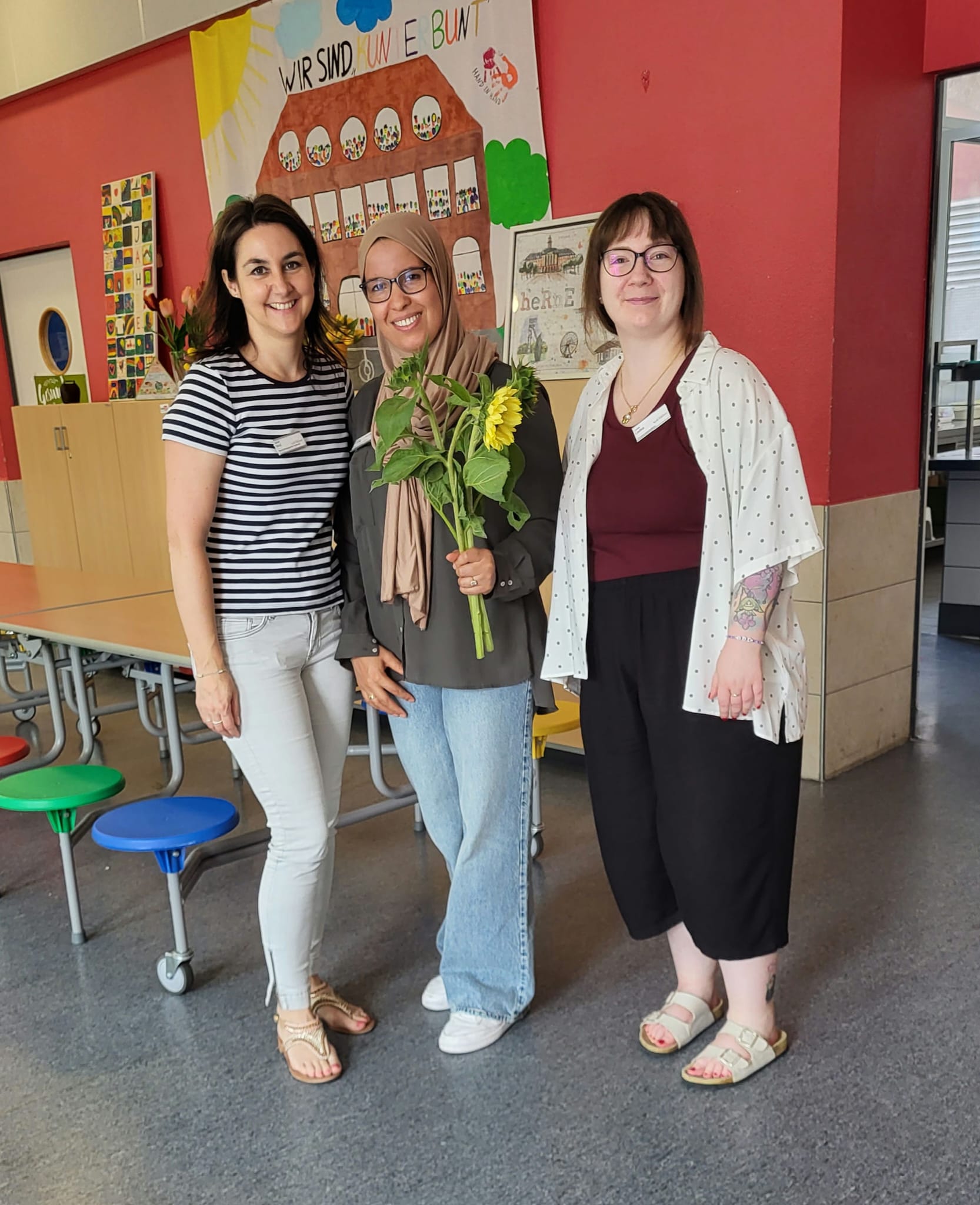 Menschen beim Schuljahresabschlussfrühstück des Elterncafés Gut angekommen