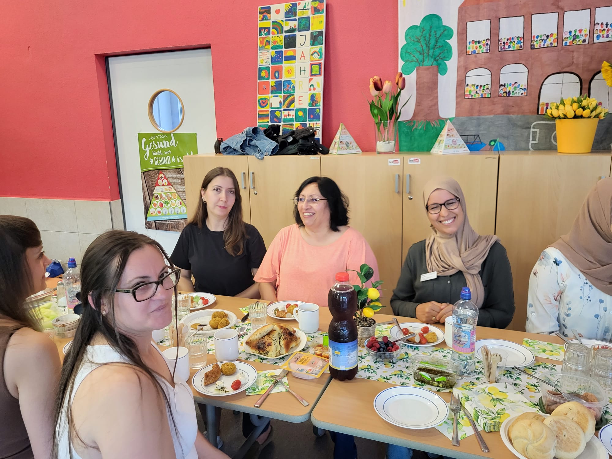 Eltern beim Schuljahresabschlussfrühstück im Elterncafé Gut angekommen